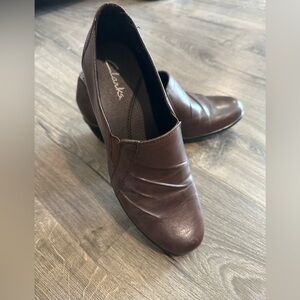 Clarks Partridge Brown Leather Slip on Low Heel Booties, Sz 8M.